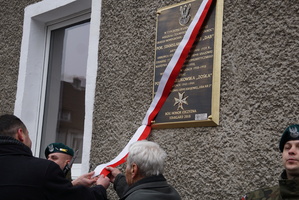 odsłonięta tablica pamiątkowa poświęcona Zofii i Stanisławowi Kulikowskim żołnierzom AK, fot. M. Ruczyńska