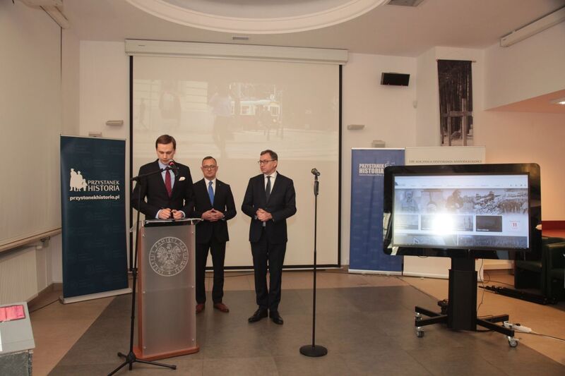 Prezentacja portalu Przystanekhistoria.pl. Od lewej: Adam Stefan Lewandowski, dr Rafał Leśkiewicz, dr Jarosław Szarek – Warszawa, 11 grudnia 2019. Fot. Piotr Życieński (IPN)