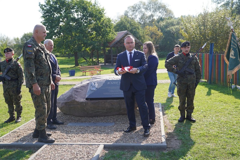 Uroczystość odsłonięcia tablicy upamiętniającej Józefa Bosia "Lot" – Krzepocin, 19 września 2014.