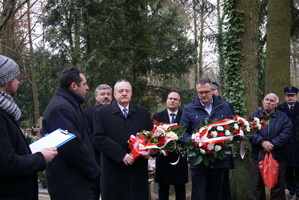 Uroczystość złożenia kwiatów i zapalenia zniczy na grobach ofiar rewolty grudniowej; fot. M. Ruczyńska