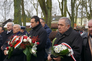 Uroczystość złożenia kwiatów i zapalenia zniczy na grobach ofiar rewolty grudniowej; fot. M. Ruczyńska