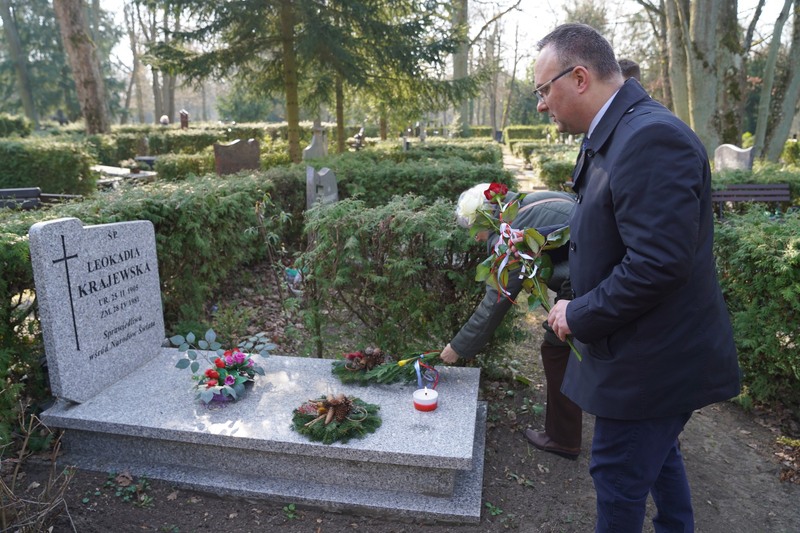 Narodowy Dzień Pamięci Polaków ratujących Żydów pod okupacją niemiecką został ustanowiony w 2018 roku przez parlament z inicjatywy Prezydenta Andrzeja Dudy. 24 marca jest datą symboliczną, gdyż tego dnia w 1944 roku dokonano egzekucji na bł. Rodzinie Ulmów. Nad ranem w Markowej niemieccy żandarmi zamordowali ośmioro Żydów oraz ukrywających ich Józefa Ulmę i będącą w zaawansowanej ciąży jego żonę Wiktorię. Niemcy zabili też szóstkę ich dzieci.