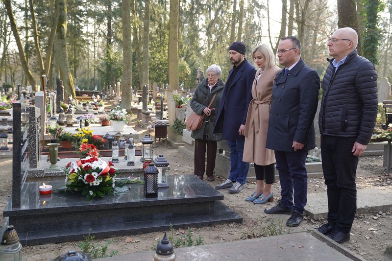 Narodowy Dzień Pamięci Polaków ratujących Żydów pod okupacją niemiecką został ustanowiony w 2018 roku przez parlament z inicjatywy Prezydenta Andrzeja Dudy. 24 marca jest datą symboliczną, gdyż tego dnia w 1944 roku dokonano egzekucji na bł. Rodzinie Ulmów. Nad ranem w Markowej niemieccy żandarmi zamordowali ośmioro Żydów oraz ukrywających ich Józefa Ulmę i będącą w zaawansowanej ciąży jego żonę Wiktorię. Niemcy zabili też szóstkę ich dzieci.