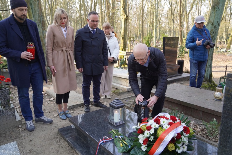 Narodowy Dzień Pamięci Polaków ratujących Żydów pod okupacją niemiecką został ustanowiony w 2018 roku przez parlament z inicjatywy Prezydenta Andrzeja Dudy. 24 marca jest datą symboliczną, gdyż tego dnia w 1944 roku dokonano egzekucji na bł. Rodzinie Ulmów. Nad ranem w Markowej niemieccy żandarmi zamordowali ośmioro Żydów oraz ukrywających ich Józefa Ulmę i będącą w zaawansowanej ciąży jego żonę Wiktorię. Niemcy zabili też szóstkę ich dzieci.