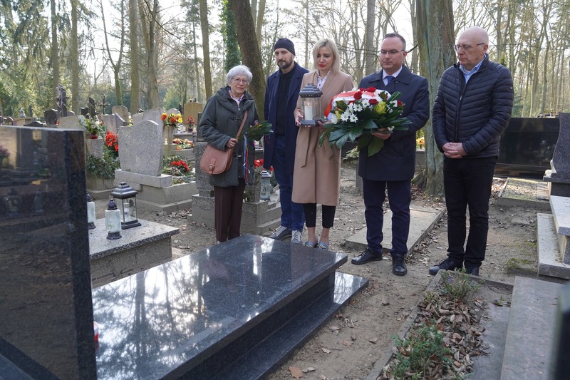 Narodowy Dzień Pamięci Polaków ratujących Żydów pod okupacją niemiecką został ustanowiony w 2018 roku przez parlament z inicjatywy Prezydenta Andrzeja Dudy. 24 marca jest datą symboliczną, gdyż tego dnia w 1944 roku dokonano egzekucji na bł. Rodzinie Ulmów. Nad ranem w Markowej niemieccy żandarmi zamordowali ośmioro Żydów oraz ukrywających ich Józefa Ulmę i będącą w zaawansowanej ciąży jego żonę Wiktorię. Niemcy zabili też szóstkę ich dzieci.