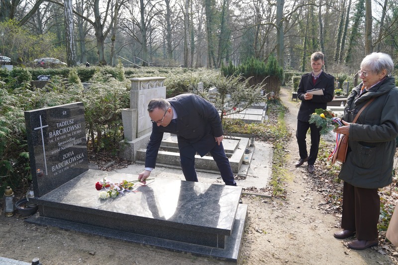 Narodowy Dzień Pamięci Polaków ratujących Żydów pod okupacją niemiecką został ustanowiony w 2018 roku przez parlament z inicjatywy Prezydenta Andrzeja Dudy. 24 marca jest datą symboliczną, gdyż tego dnia w 1944 roku dokonano egzekucji na bł. Rodzinie Ulmów. Nad ranem w Markowej niemieccy żandarmi zamordowali ośmioro Żydów oraz ukrywających ich Józefa Ulmę i będącą w zaawansowanej ciąży jego żonę Wiktorię. Niemcy zabili też szóstkę ich dzieci.