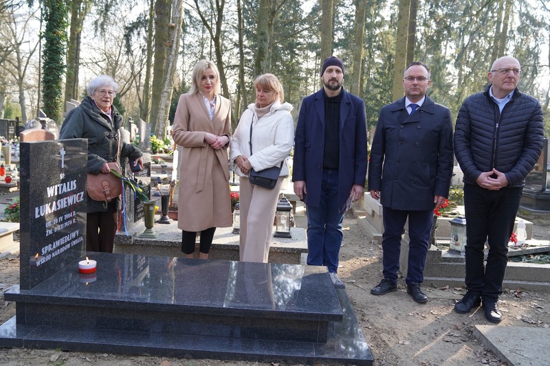 Narodowy Dzień Pamięci Polaków ratujących Żydów pod okupacją niemiecką został ustanowiony w 2018 roku przez parlament z inicjatywy Prezydenta Andrzeja Dudy. 24 marca jest datą symboliczną, gdyż tego dnia w 1944 roku dokonano egzekucji na bł. Rodzinie Ulmów. Nad ranem w Markowej niemieccy żandarmi zamordowali ośmioro Żydów oraz ukrywających ich Józefa Ulmę i będącą w zaawansowanej ciąży jego żonę Wiktorię. Niemcy zabili też szóstkę ich dzieci.