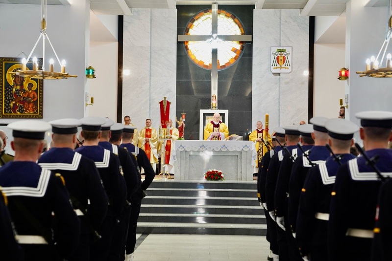 Uroczystość odsłonięcia tablicy poświęconej pamięci kapelanów, ofiar zbrodni katyńskiej – Świnoujście, 5 maja 2025.