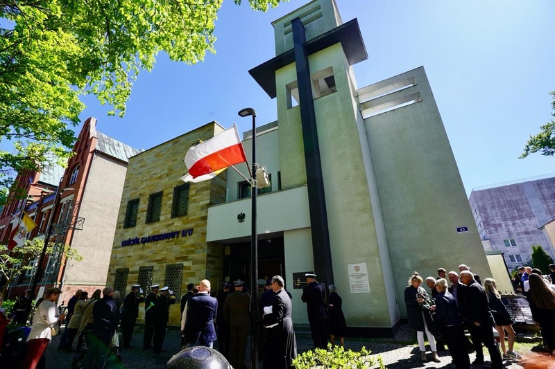 Uroczystość odsłonięcia tablicy poświęconej pamięci kapelanów, ofiar zbrodni katyńskiej – Świnoujście, 5 maja 2025.