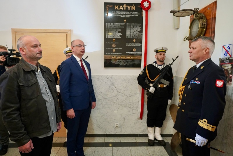 Uroczystość odsłonięcia tablicy poświęconej pamięci kapelanów, ofiar zbrodni katyńskiej – Świnoujście, 5 maja 2025.