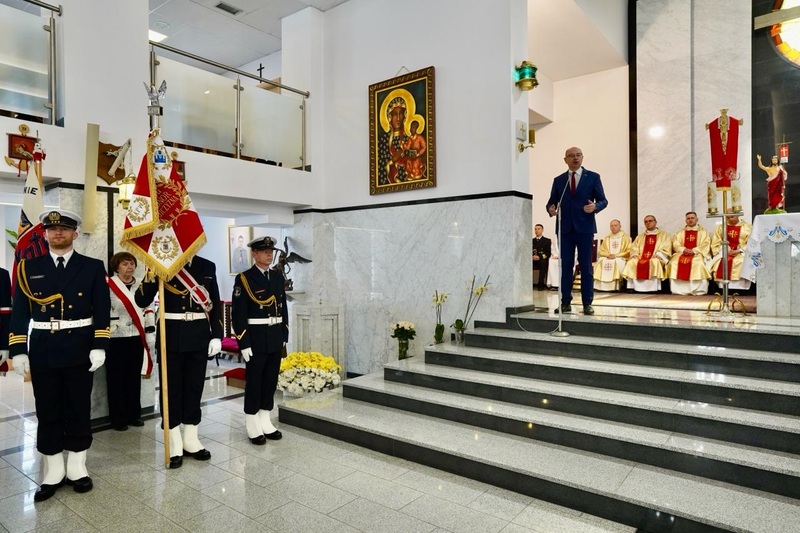 Uroczystość odsłonięcia tablicy poświęconej pamięci kapelanów, ofiar zbrodni katyńskiej – Świnoujście, 5 maja 2025.