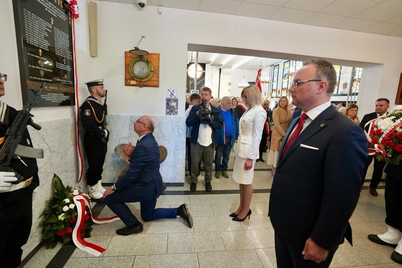 Uroczystość odsłonięcia tablicy poświęconej pamięci kapelanów, ofiar zbrodni katyńskiej – Świnoujście, 5 maja 2025.