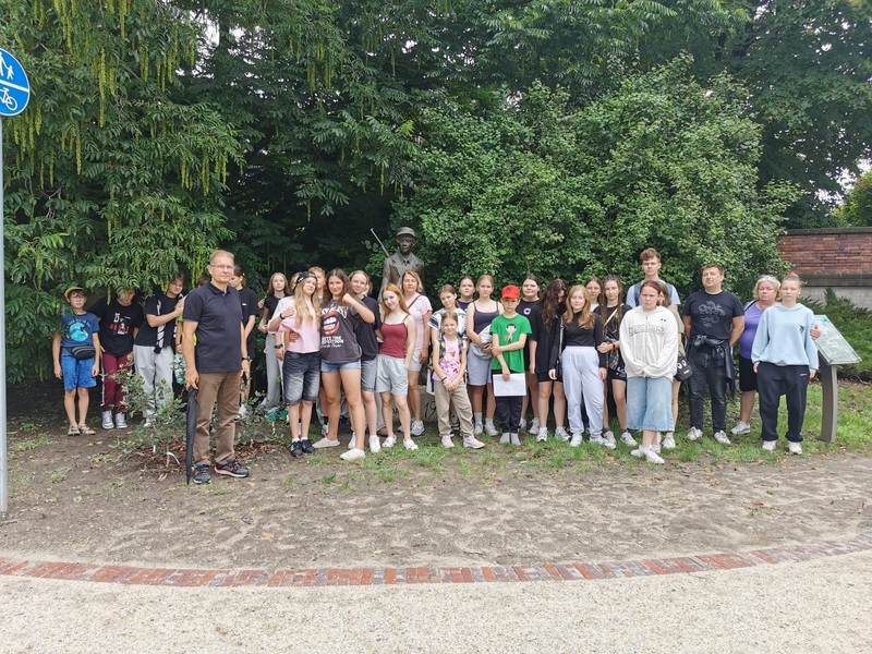 Dzieci i młodzież z Litwy podczas spaceru edukacyjnego. fot. Grażyna Motylińska