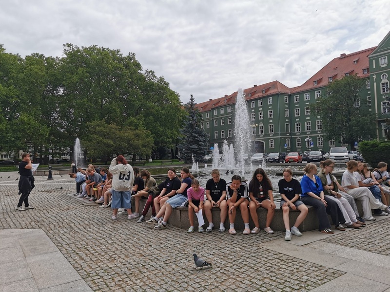 Dzieci i młodzież z Litwy podczas spaceru edukacyjnego. fot. Grażyna Motylińska