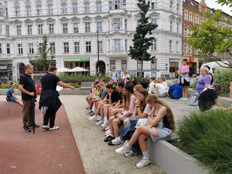 Dzieci i młodzież z Litwy podczas spaceru edukacyjnego. fot. Grażyna Motylińska