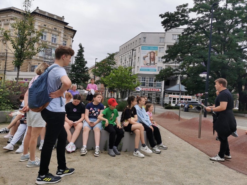 Dzieci i młodzież z Litwy podczas spaceru edukacyjnego. fot. Grażyna Motylińska