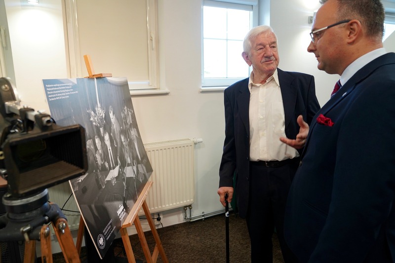 Prezentacja kamery telewizyjnej, którą filmowano moment sygnowania porozumień sierpniowych w Szczecinie