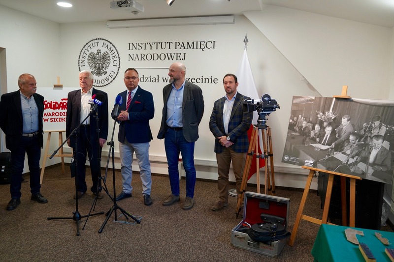 Prezentacja kamery telewizyjnej, którą filmowano moment sygnowania porozumień sierpniowych w Szczecinie