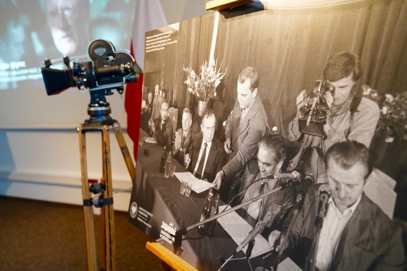 Prezentacja kamery telewizyjnej, którą filmowano moment sygnowania porozumień sierpniowych w Szczecinie