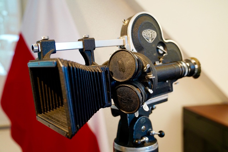 Prezentacja kamery telewizyjnej, którą filmowano moment sygnowania porozumień sierpniowych w Szczecinie