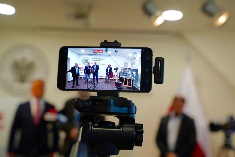 Prezentacja kamery telewizyjnej, którą filmowano moment sygnowania porozumień sierpniowych w Szczecinie