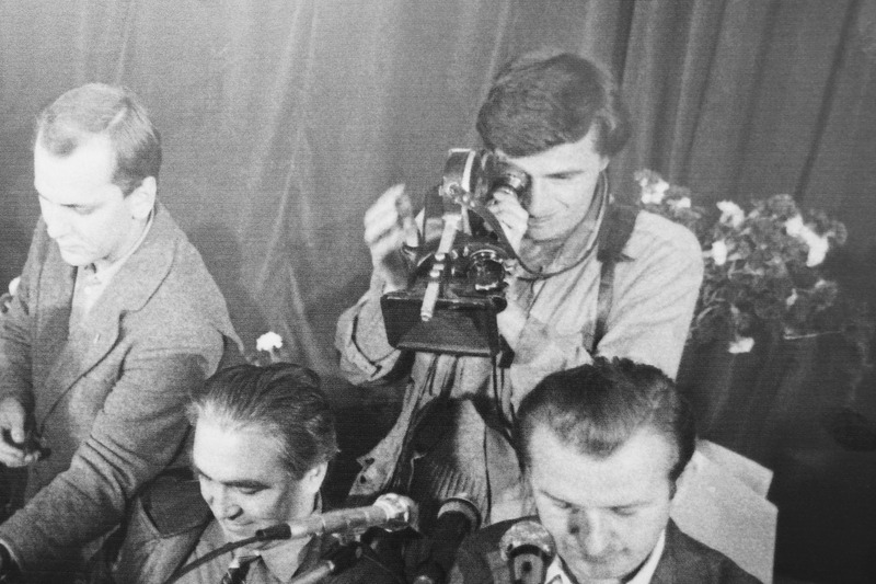 Prezentacja kamery telewizyjnej, którą filmowano moment sygnowania porozumień sierpniowych w Szczecinie