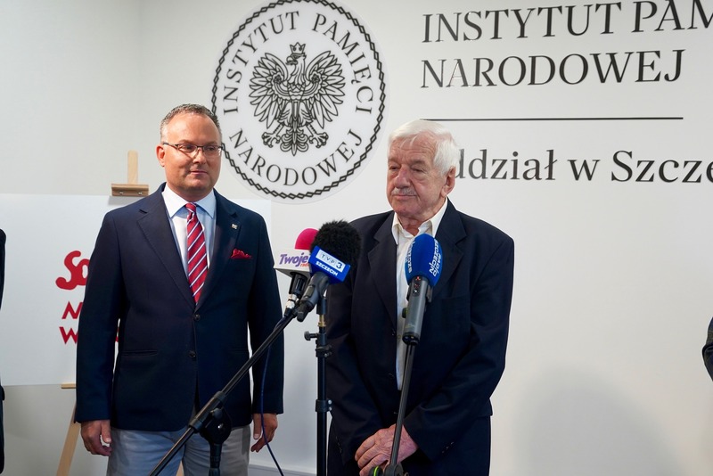 Prezentacja kamery telewizyjnej, którą filmowano moment sygnowania porozumień sierpniowych w Szczecinie