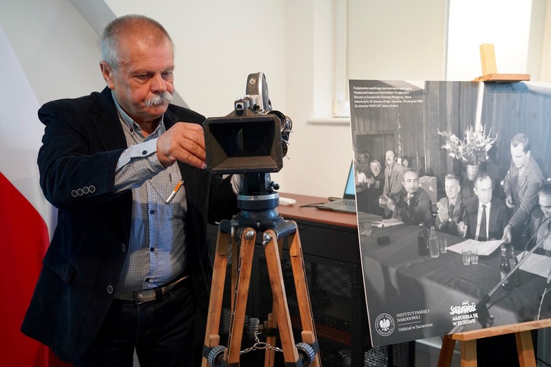 Prezentacja kamery telewizyjnej, którą filmowano moment sygnowania porozumień sierpniowych w Szczecinie