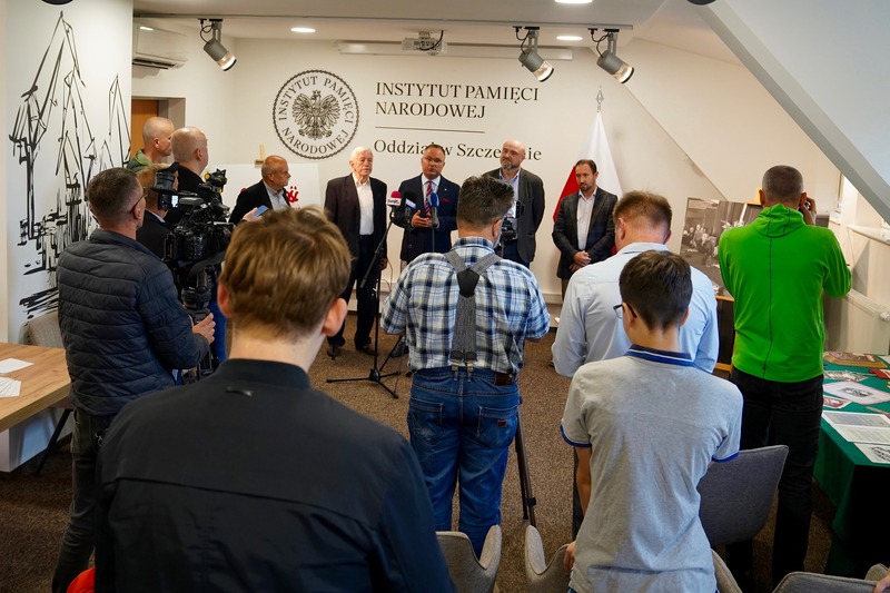 Prezentacja kamery telewizyjnej, którą filmowano moment sygnowania porozumień sierpniowych w Szczecinie