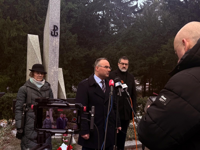 Briefing prasowy Krzysztofa Męcińskiego – dyrektora IPN Oddział w Szczecinie w związku ze zdewastowaniem pomnika Na Chwałę Armii Krajowej