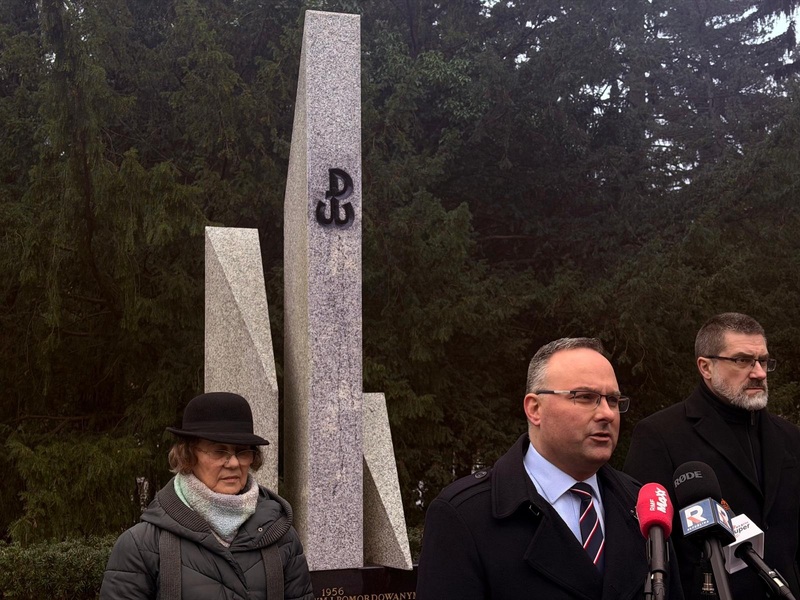 Briefing prasowy Krzysztofa Męcińskiego – dyrektora IPN Oddział w Szczecinie w związku ze zdewastowaniem pomnika Na Chwałę Armii Krajowej
