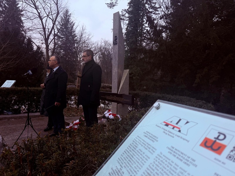 Briefing prasowy Krzysztofa Męcińskiego – dyrektora IPN Oddział w Szczecinie w związku ze zdewastowaniem pomnika Na Chwałę Armii Krajowej