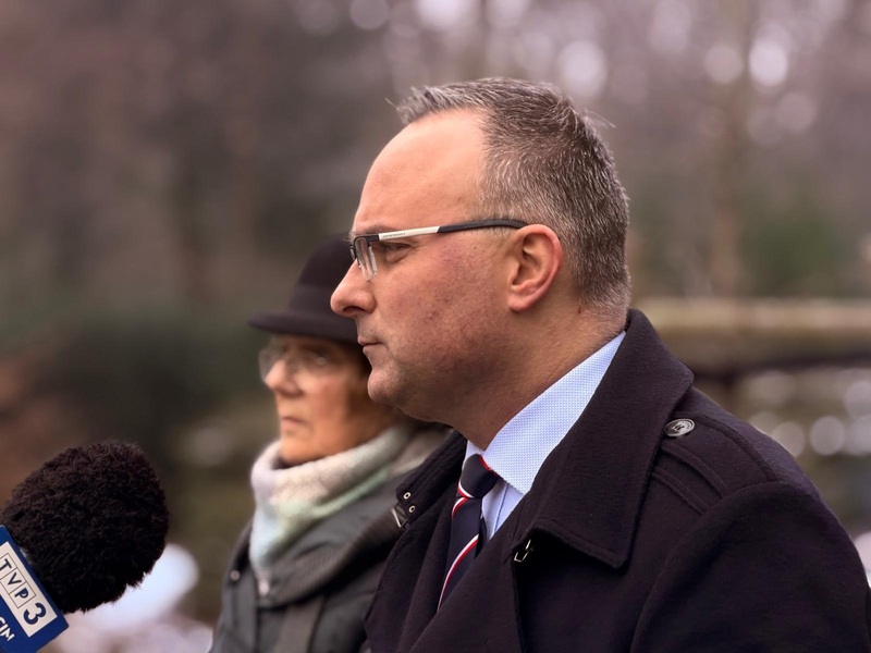 Briefing prasowy Krzysztofa Męcińskiego – dyrektora IPN Oddział w Szczecinie w związku ze zdewastowaniem pomnika Na Chwałę Armii Krajowej