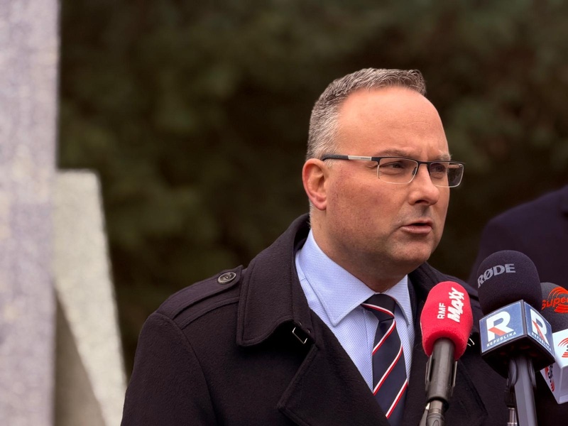 Briefing prasowy Krzysztofa Męcińskiego – dyrektora IPN Oddział w Szczecinie w związku ze zdewastowaniem pomnika Na Chwałę Armii Krajowej
