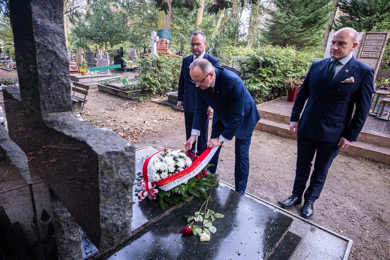 Złożenie kwiatów na grobie Janiny Wasiłojć-Smoleńskiej – niezłomnej sanitariuszki i łączniczki Armii Krajowej