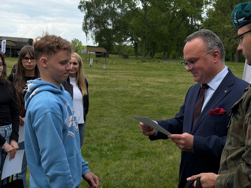 yrektor szczecińskiego oddziału IPN wręczył nagrody uczestnikom regionalnej edycji konkursu „Silni Polską!”