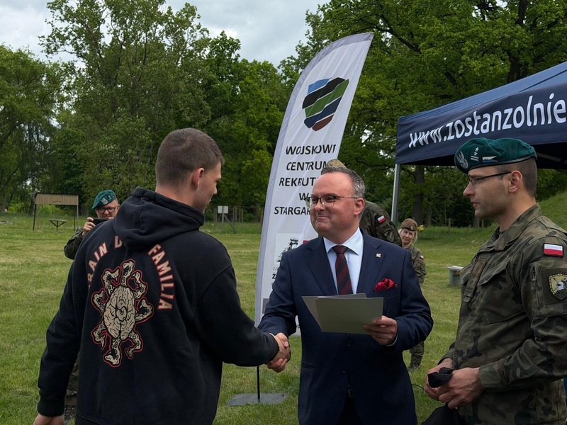 yrektor szczecińskiego oddziału IPN wręczył nagrody uczestnikom regionalnej edycji konkursu „Silni Polską!”