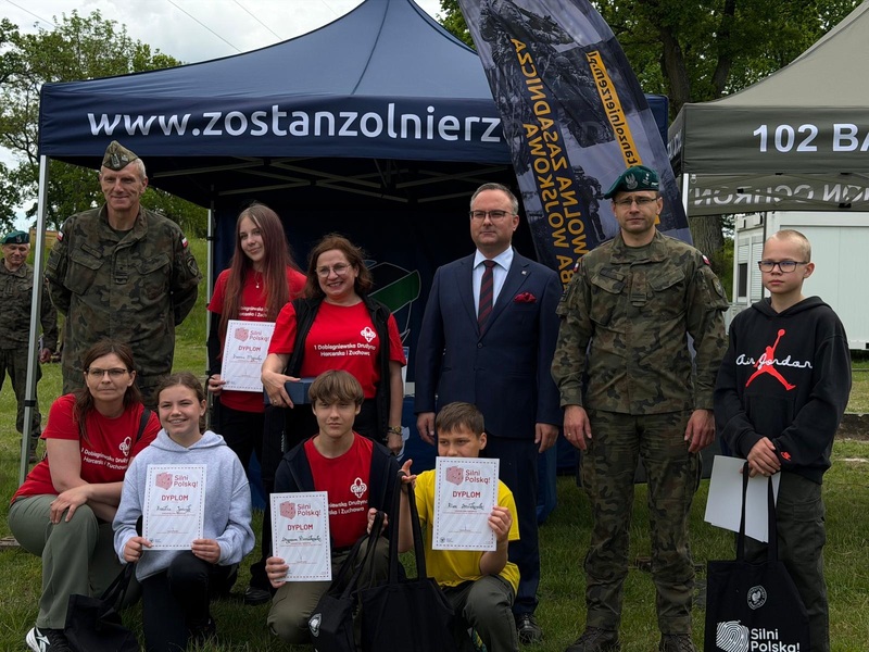 yrektor szczecińskiego oddziału IPN wręczył nagrody uczestnikom regionalnej edycji konkursu „Silni Polską!”