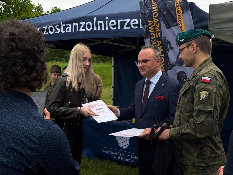 yrektor szczecińskiego oddziału IPN wręczył nagrody uczestnikom regionalnej edycji konkursu „Silni Polską!”