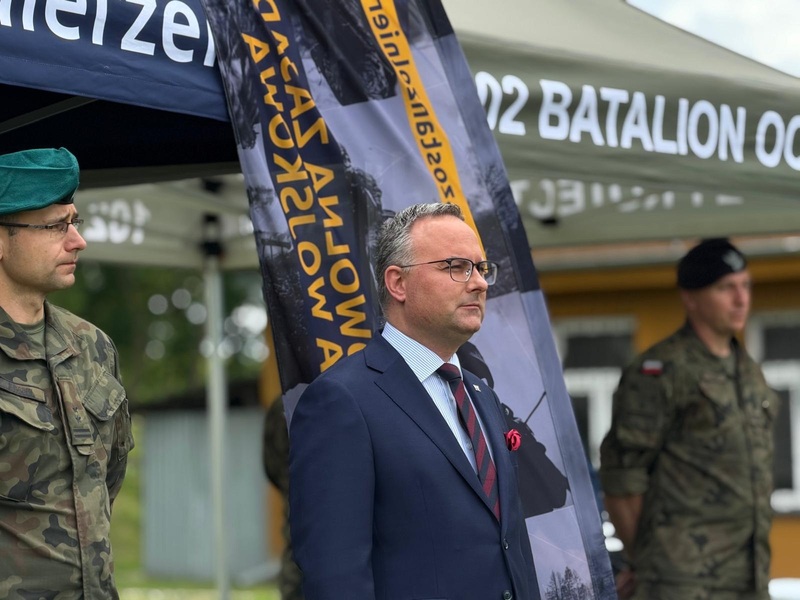 yrektor szczecińskiego oddziału IPN wręczył nagrody uczestnikom regionalnej edycji konkursu „Silni Polską!”