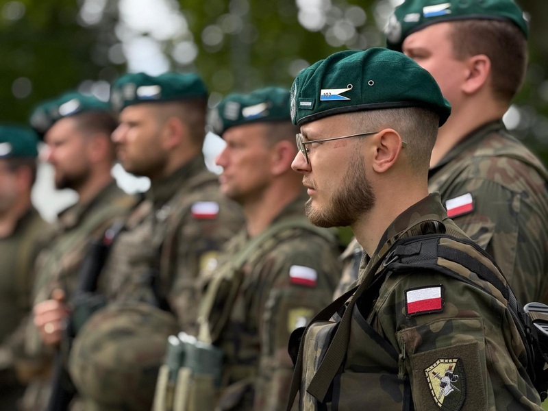 yrektor szczecińskiego oddziału IPN wręczył nagrody uczestnikom regionalnej edycji konkursu „Silni Polską!”