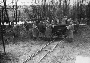 Więźniarki przy załadowaniu wagonu, ok. 1941 r. (Miejsce Przestrogi i Pamięci Ravensbrück, Foto-Nr. 1699)