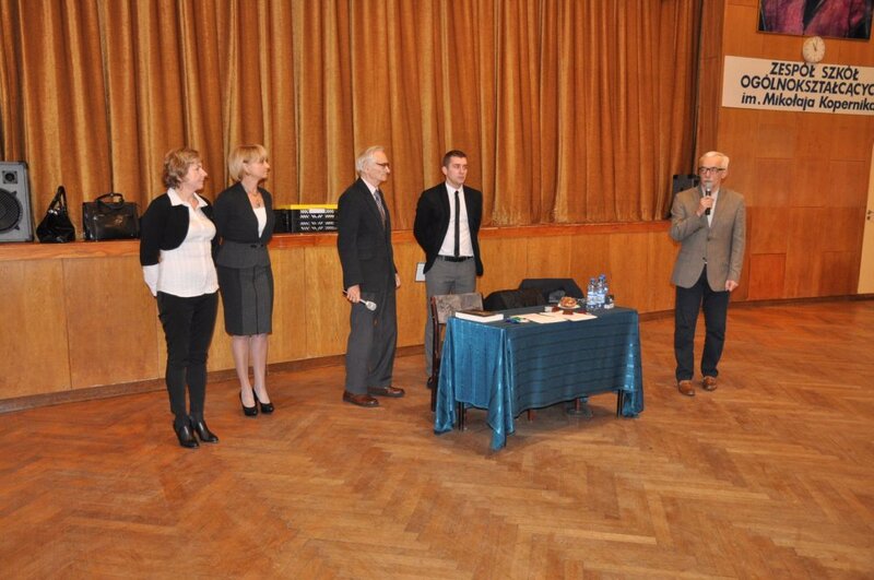 Od lewej: Ewa Paśka-Koschel – Członek Zarządu Powiatu Kołobrzeg,  Anna Mieczkowska – Członek Zarządu Województwa Zachodniopomorskiego, Andrzej Pilecki, Michał Ruczyński – Delegatura IPN w Koszalinie, Józef Skorupiński – Dyrektor I LO w Kołobrzegu