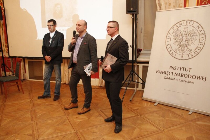Od lewej: dr Rafał Sierchuła (IPN Poznań), dr Artur Kubaj (IPN Szczecin), Bartłomiej Ilcewicz (Katolickie Stowarzyszenie „Civitas Christiana