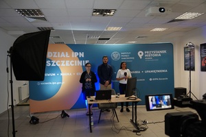 Na zdjęciu widać trzy postacie prowadzące szkolenie: Magdalena Ruczyńska - naczelnik OBEN, dr Zofia Fenrych i Maciej Frycz.