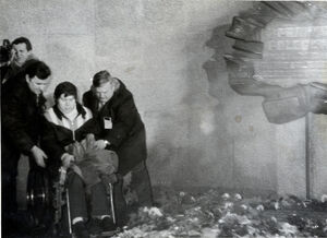 Rok 1980, odsłonięcie tablicy poświęconej ofiarom Grudnia &amp;#039;70. Zdzisławowi Nagórkowi towarzyszą T. Bednarek ps. Zejman (z prawej) i P. Ogórek