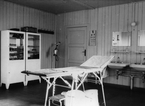 Pomieszczenie ambulatoryjne w rewirze dla chorych, ok. 1941 r. (Miejsce Przestrogi i Pamięci Ravensbrück, Foto-Nr. 1658)