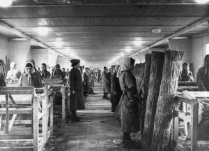 Praca więźniarek przy tworzeniu mat z trzciny wykonywana pod kontrolą nadzorczyni, ok. 1941 r. (Miejsce Przestrogi i Pamięci Ravensbrück, Foto-Nr. 1688)