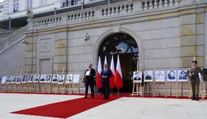 Wręczenie not identyfikacyjnych w Warszawie (fot. Hubert Simiński/IPN Szczecin)