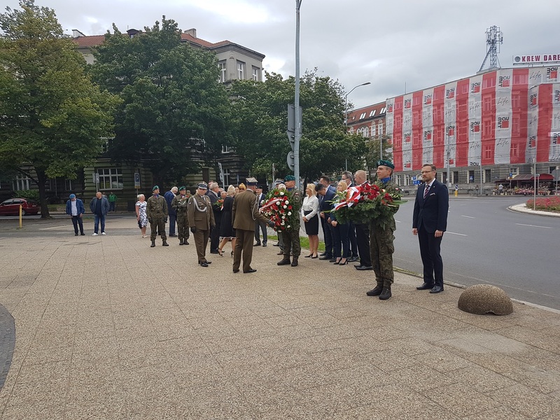 Złożenie kwiatów pod pomnikiem Marszałka Józefa Piłsudskiego (fot. IPN Oddział w Szczecinie)